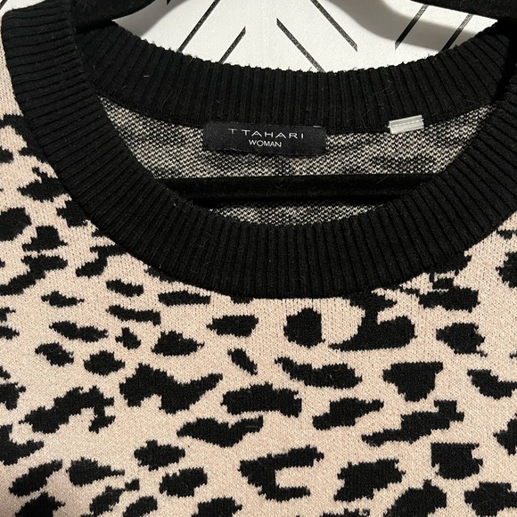 T Tahari Leopard Print Crew Neck Sweater - Picture 4 of 9